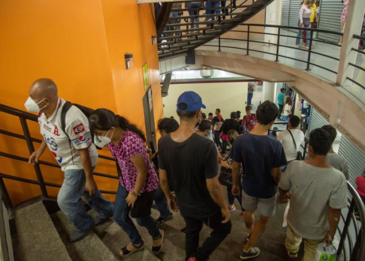 IMÁGENES/Masiva afluencia de visitantes en el nuevo Mercado Hula Hula