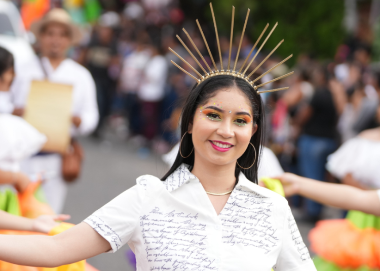 Inician las Fiestas Julias en Santa Ana con el vistoso desfile del Correo
