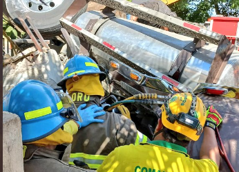 Bomberos tratan de rescatar a persona atrapada en camión accidentado en El Congo