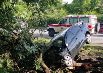 Cuatro personas heridas en accidente sobre autopista hacia Comalapa