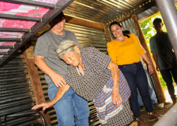 Afectados por sismos e incendios reciben ayuda de gobernadora de Ahuachapán