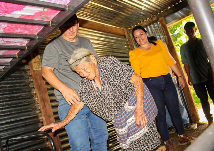 Afectados por sismos e incendios reciben ayuda de gobernadora de Ahuachapán