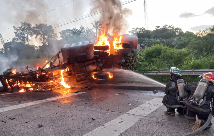 Un muerto y un herido deja aparatoso accidente en carretera al puerto de La Libertad
