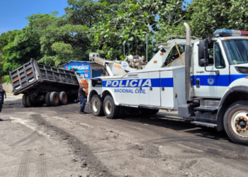 Habilitan paso vehicular sobre carretera al puerto de La Libertad, en ambos carriles