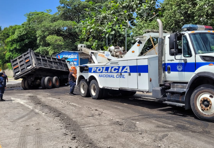 Habilitan paso vehicular sobre carretera al puerto de La Libertad, en ambos carriles