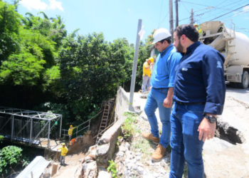 Avanza reparación de puente peatonal derrumbado por tormenta Bonnie en San Jacinto