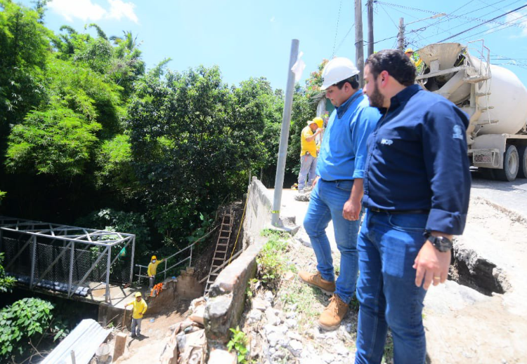 Avanza reparación de puente peatonal derrumbado por tormenta Bonnie en San Jacinto