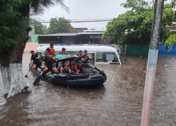 Fuerza Armada evacua familias y pasajeros de coaster en colonia Santa Lucía, por inundaciones