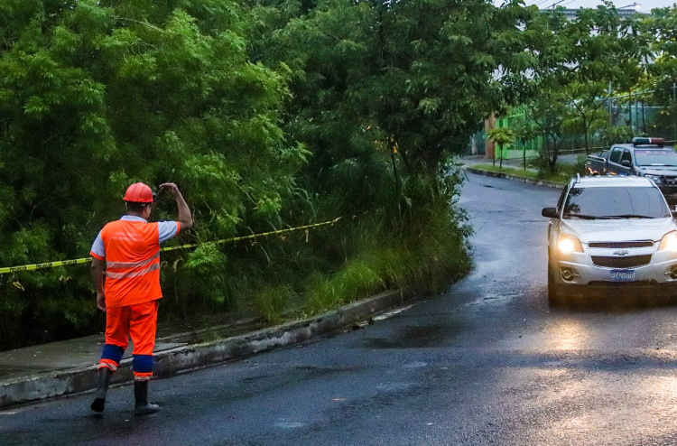 Protección Civil inspecciona derrumbe en colonia Cimas de San Bartolo, Ilopango