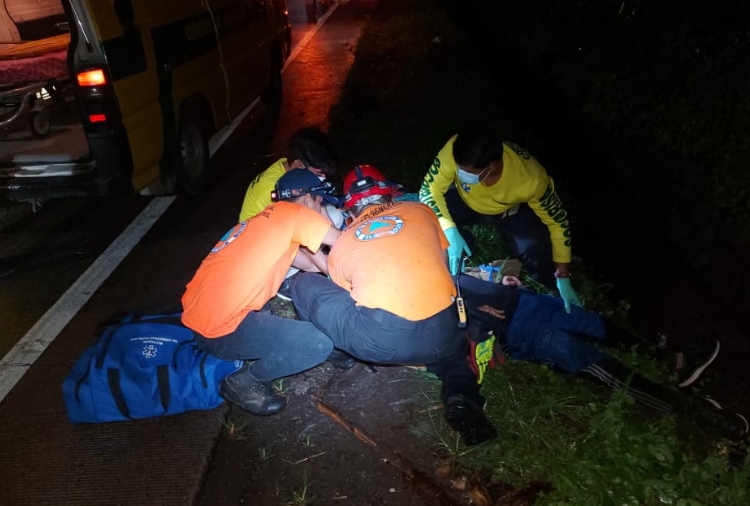 Motociclista sufre accidente en Santa Ana debido a la calle mojada
