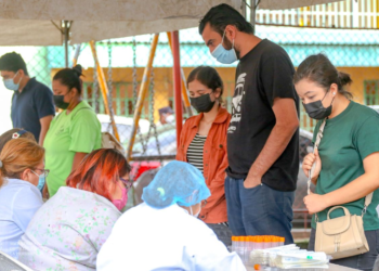 Ministerio de Salud realiza pruebas para detectar casos de COVID-19 frente a la alcaldía de Mejicanos