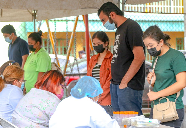 Ministerio de Salud realiza pruebas para detectar casos de COVID-19 frente a la alcaldía de Mejicanos