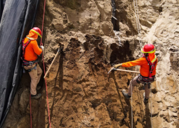 Obras Públicas estabiliza un talud en la entrada a Quintas Doradas en Panchimalco