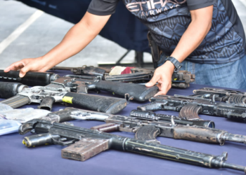 Fuerte decomiso de armas y captura de dos pandilleros, informa ministro de Seguridad