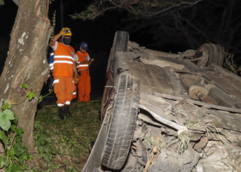 Protección Civil atiende a víctimas de accidente en carretera de Comalapa hacia San Salvador