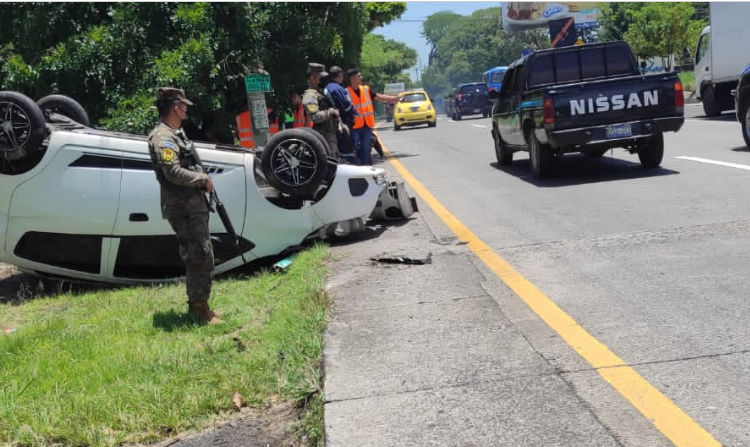 Fuerza Armada reporta accidente de tránsito en la Panamericana, a la altura de Lourdes, Colón