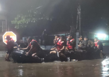 Fuerza Armada evacúa afectados por inundaciones en la colonia Santa Lucía y otras áreas de la capital