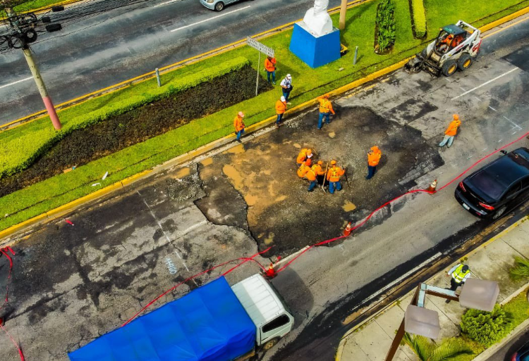 Obras Públicas repara el pozo para aguas lluvias dañado sobre el Bulevar Los Próceres