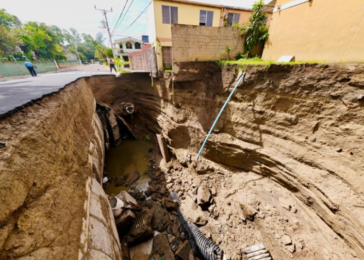 Bóveda colapsada causó la cárcava en la colonia Brisas de San Francisco
