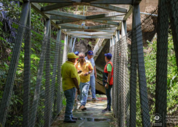 Colapsó puente peatonal que une dos comunidades en San Jacinto
