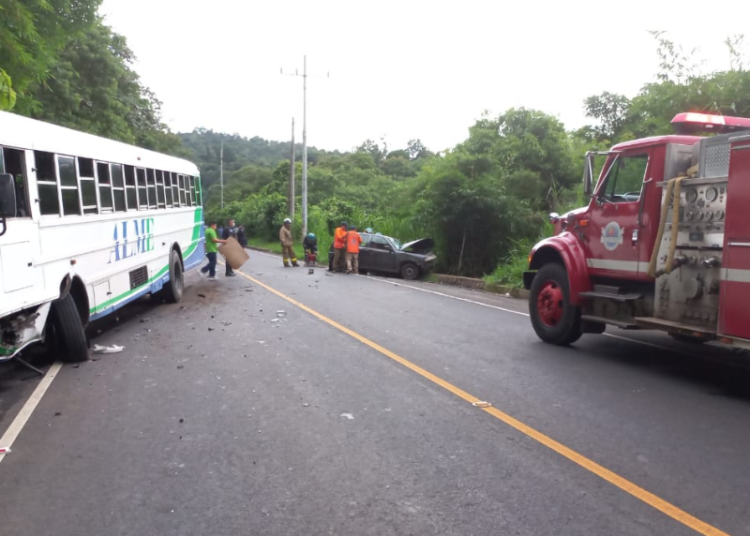 Bomberos reportan accidente de tránsito en carretera hacia Ataco, en Ahuachapán