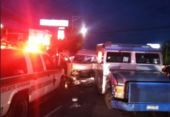 PNC reporta accidente de tránsito sobre Bulevar Constitución en carril hacia el Salvador del Mundo