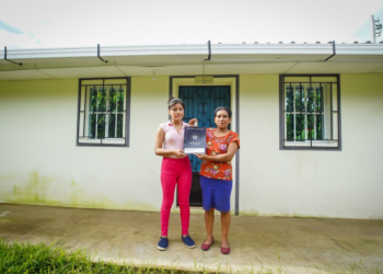 Gobierno entrega vivienda digna a madre soltera que vivía en una champa de plástico