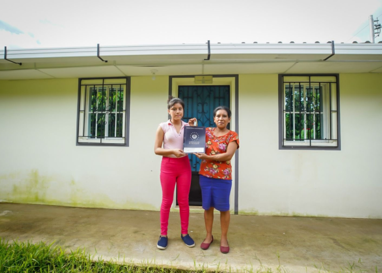 Gobierno entrega vivienda digna a madre soltera que vivía en una champa de plástico