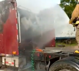 Bomberos extinguen incendio de rastra en Carretera de Oro