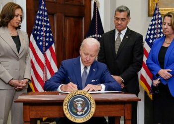 Biden firma un decreto destinado a salvaguardar el derecho al aborto