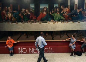 Sigue la ola de protestas ambientalistas “Just stop oil”: intervinieron una copia de “La última cena” en la Real Academia de las Artes en Londres