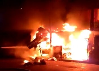 Reportan incendio en instalaciones del Mercado Colón, de Santa Ana