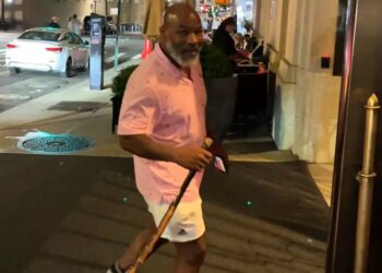 Mike Tyson fue visto caminar apoyado con bastón