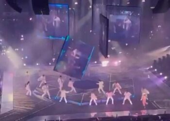 (IMAGENES FUERTES) Una pantalla de video gigante cae sobre unos bailarines durante un concierto de Mirror en Hong Kong