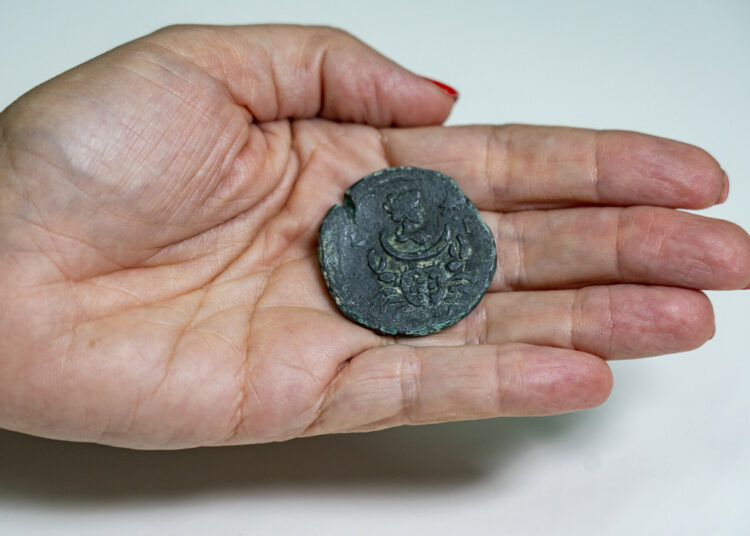 Encuentran en Israel una moneda de casi 2.000 años con una efigie de la diosa de la Luna