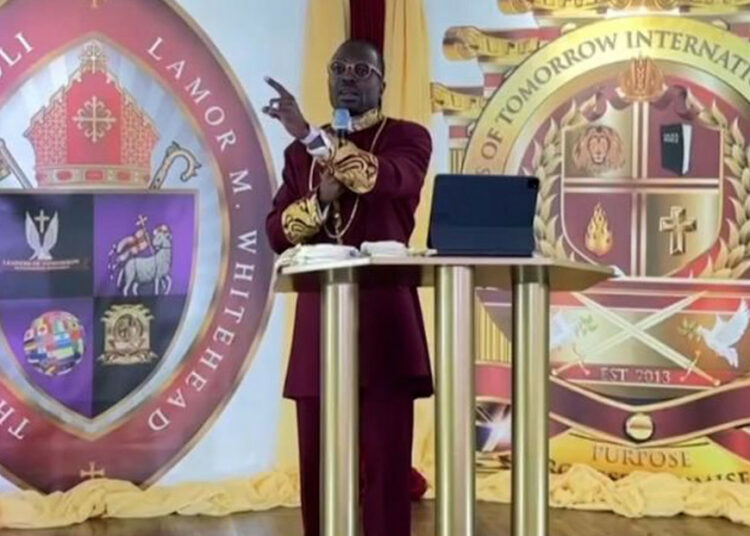 (VIDEO) Roban un millón de dólares en joyas a un obispo de Nueva York durante un sermón transmitido en redes sociales