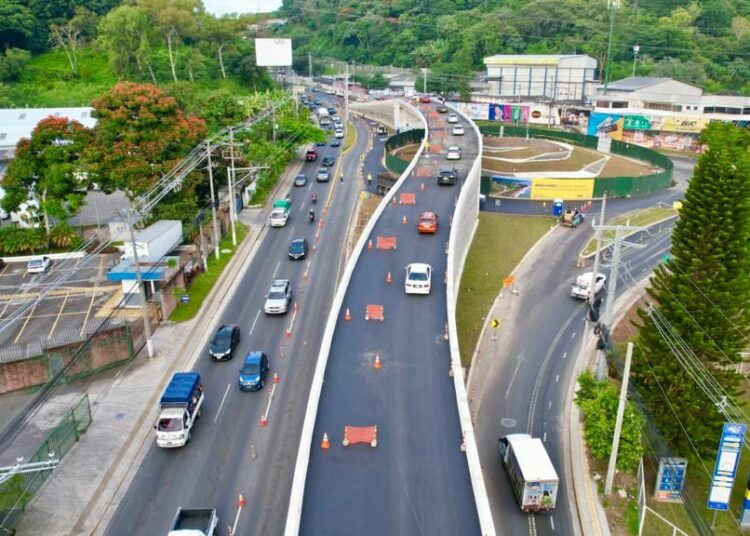 Habilitan carril del nuevo paso a desnivel en redondel Utila