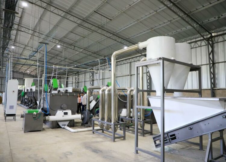 Funcionarios de Gobierno junto a empresa privada inauguran moderna planta de reciclaje en Sacacoyo