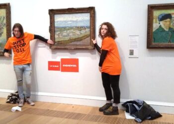 (VIDEO) Dos activistas climáticos se pegan al ‘Melocotonero en flor’ de Van Gogh en una galería de Londres