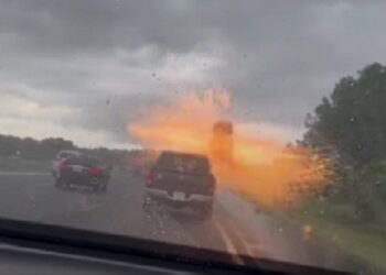 Una mujer grabó el impactante momento en el que un rayo golpeó la camioneta en la viajaban su esposo e hijos