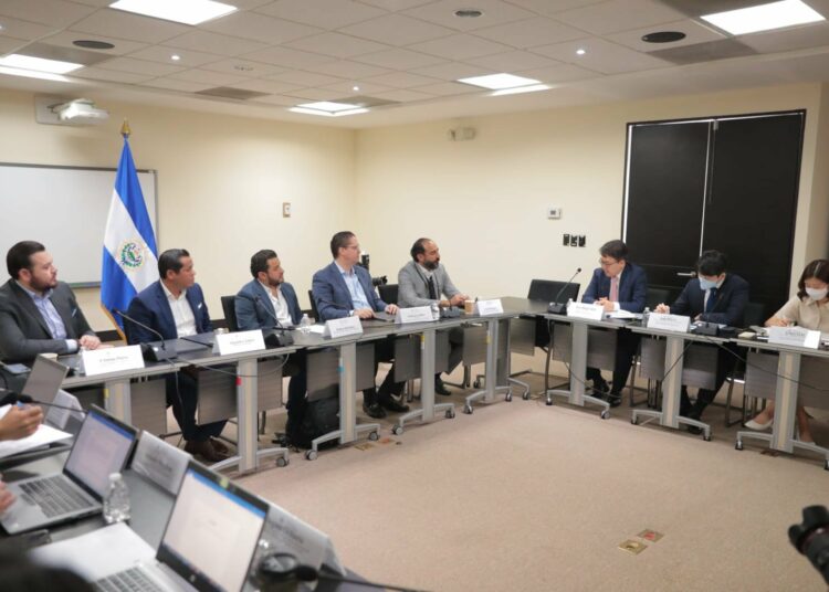 Funcionarios de Gobierno reciben a delegación de Korea Eximbank para conocer avance en importantes proyectos en El Salvador