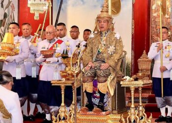 El rey de Tailandia cumple 70: un perro al mando de la Fuerza Aérea, un harén de 20 mujeres y la sala del placer