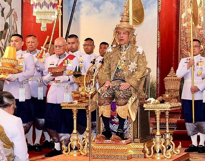 El rey de Tailandia cumple 70: un perro al mando de la Fuerza Aérea, un harén de 20 mujeres y la sala del placer