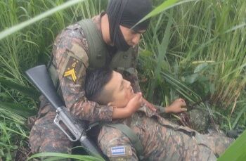 IMÁGENES SENSIBLES | Publican conmovedora imagen de un cabo salvadoreño sosteniendo a un soldado agonizante en Chalatenango