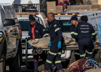 21 muertos en tres tiroteos en tabernas de Sudáfrica