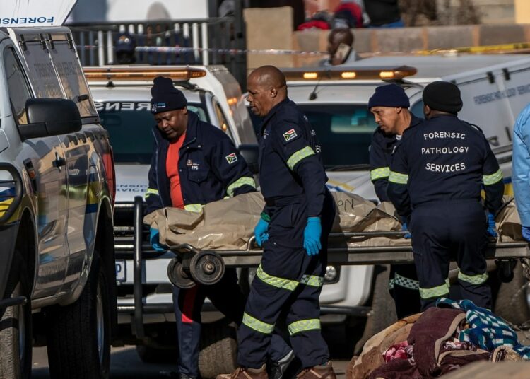 21 muertos en tres tiroteos en tabernas de Sudáfrica