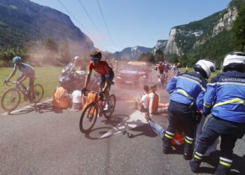 Tour de France: una manifestación interrumpió la carrera y casi genera un accidente