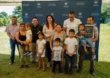 Ministerio de Vivienda entrega títulos de propiedad a familias de Ahuachapán