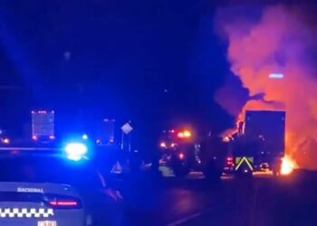 Grupos criminales mexicanos incendian vehículos y bloquean carreteras en el estado de Zacatecas