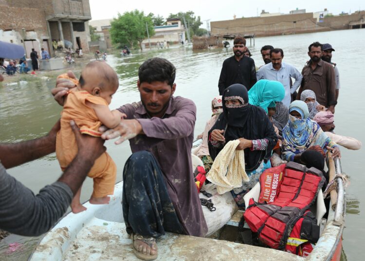 (VIDEOS) Pakistán reporta más de mil muertes por inundaciones
